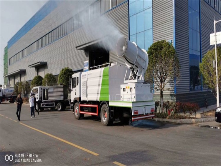 鄭通霧炮機(jī)廠(chǎng)家生產(chǎn)研發(fā)車(chē)載式霧炮機(jī)實(shí)拍圖