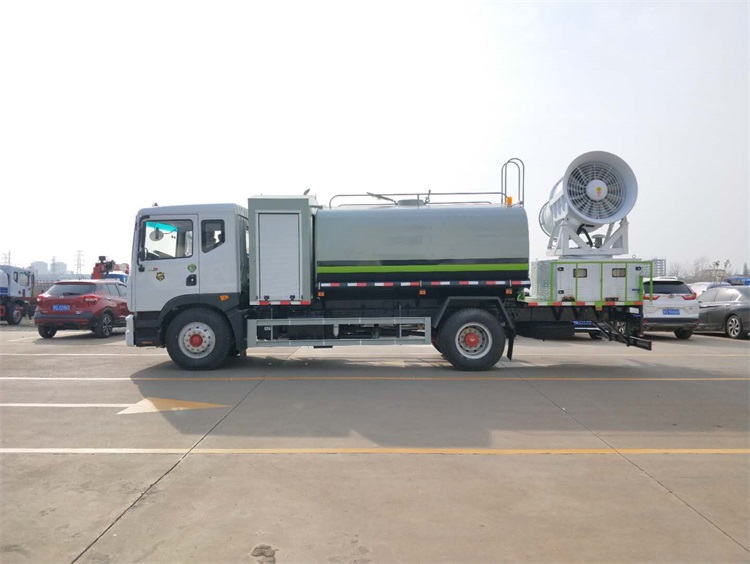 鄭通霧炮機(jī)廠(chǎng)家生產(chǎn)研發(fā)車(chē)載式霧炮機(jī)實(shí)拍圖